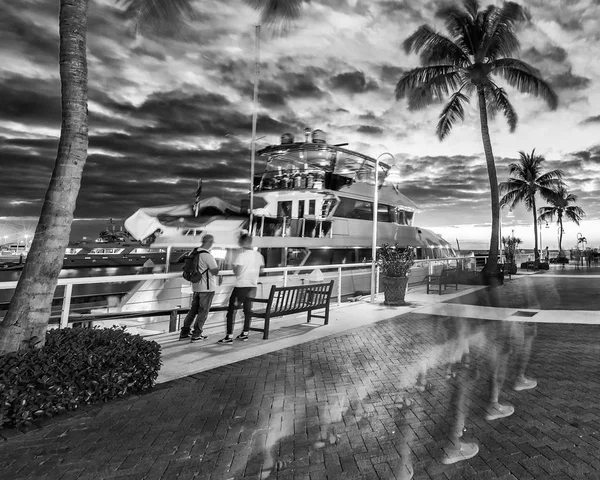 Turistů Chůzi Podél Mallory Square Při Západu Slunce Key West — Stock fotografie