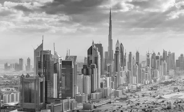 Dubai - Aralık 2016: Şehir şehir manzarası hava görünümünü. Dubai her yıl 25 milyon turist çeken.