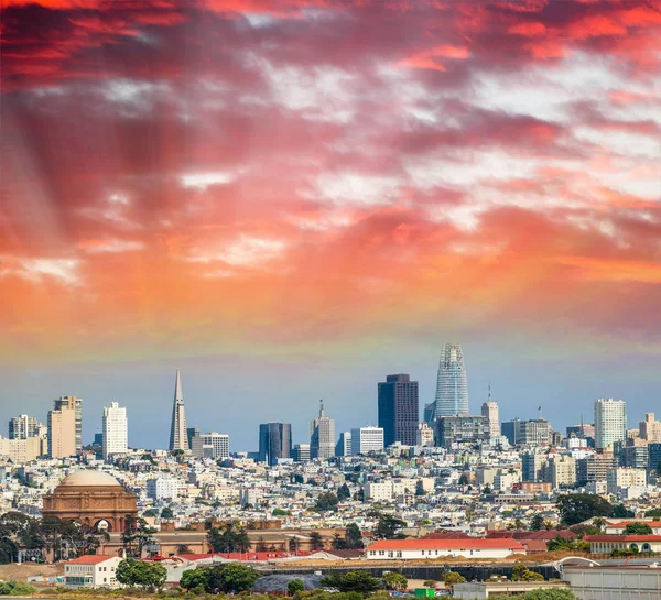 Güzel Sanatlar Sarayı ve San Francisco manzarası, California Hava görünümünü.