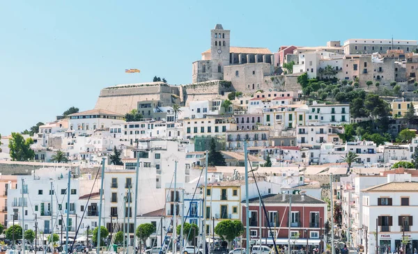 Ibiza, İspanya - 4 Haziran 2015: Bir çıkış yapan Feribot Tekne şehir manzarası. Ibiza turistler için bir tercih edilen yaz yer.