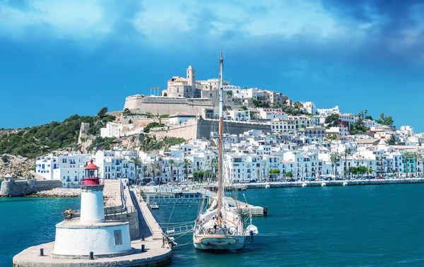 Güzel bir gün Ibiza bağlantı noktası. Balear Adaları.