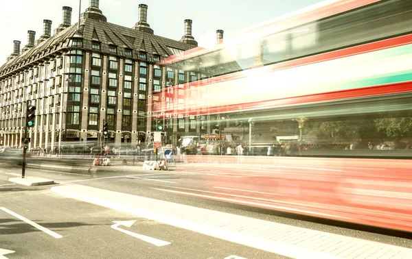 Лондон Сентября 2016 Красный Автобус Пересекает Вестминстерский Мост Длительное Воздействие — стоковое фото