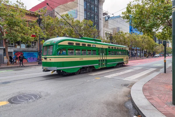 San Francisco Ağustos 2017 Renkli Teleferik Hızlandırır Şehir Sokaklar Boyunca — Stok fotoğraf