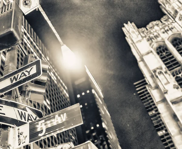 Einbahnstraßenschilder Der Nacht Auf Der Fifth Avenue New York City — Stockfoto