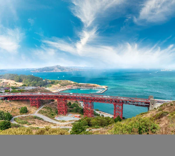 Golden Gate Köprüsü, San Francisco - California havadan görünümü.