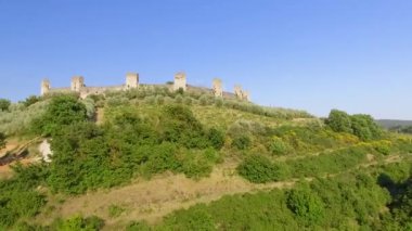 Ortaçağ kenti açık kırsal kesimde dairesel duvarlar çevrili hava panoramik manzaralı.