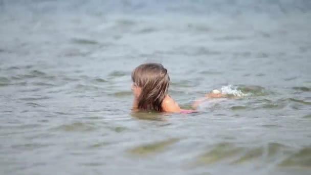Μικρό Κορίτσι Χαλάρωση Στο Νερό Τις Καλοκαιρινές Διακοπές — Αρχείο Βίντεο