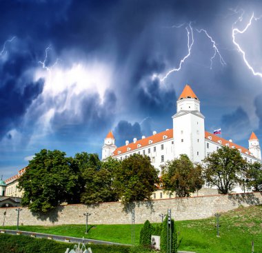 Bratislava Castle altında bir fırtına, Slovakya.
