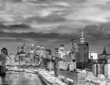 Siyah ve beyaz, ABD New York şehrinin gece manzarası.