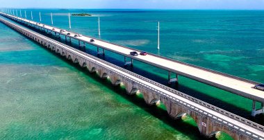 Florida Keys Köprüsü'nün güzel havadan görünümü.