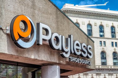 San Francisco - 6 Ağustos 2017: Payless Ayakkabı giriş işareti. Şirket Ayakkabı piyasasında ünlüdür.