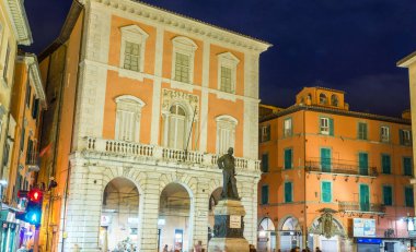 Pisa, İtalya - 24 Mayıs 2014: Turist gece Garibaldi meydanında. Şehir her yıl 3 milyon kişi çekiyor.