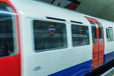 bir metro treninin bir Londra metro istasyonunda gelen hareket