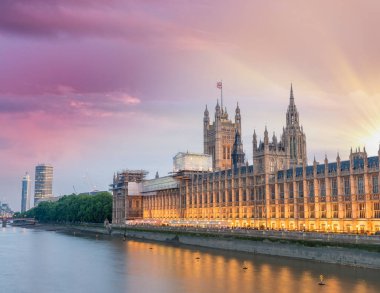 Gün batımında Westminster 'daki Parlamento Evleri - Londra.