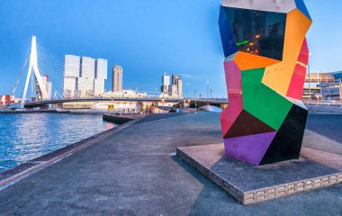 Rotterdam gece manzarası, Hollanda.