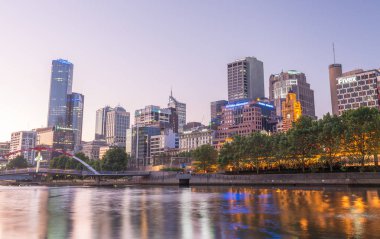 Melbourne - Ekim 2015: Güzel bir şehir manzarası, gece Yarra Nehri üzerinde. Şehir her yıl 10 milyon turist çeken.