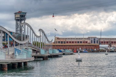 Barcelona - 13 Mayıs 2018: Turist şehir liman boyunca. Şehir her yıl 10 milyon kişi çekiyor.