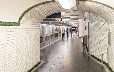 Paris - 10 Haziran 2014: İç Metro İstasyonu'na. Metro trenleri şehir taşımak için tercih edilen yöntemidir.