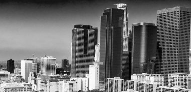 Şehir merkezindeki gökdelenler güneşli bir günde Los Angeles kez onun baş harfleri L.A tarafından bilinir..