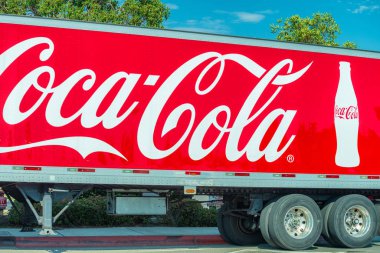 California - 31 Temmuz 2017: Coca Cola reklamları bir kamyon tarafında. Coca-Cola meşrubat Coca-Cola şirketi tarafından Dünya çapında satılan olduğunu.