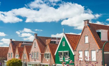 Volendam, Hollanda. Klasik evleri şehir sokak uyumlu.