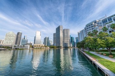 Brickell anahtar şehir Miami manzarası güzel güneşli bir günde Florida.