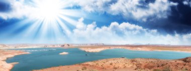 Lake Powell ve Glen Kanyon Arizona, ABD. Gün batımında panoramik görünüm.