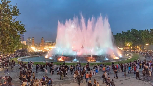 Barcelona - 13 Mayıs 2018: Magic Fountain turist geceleri. Şehir her yıl 10 milyon kişi çekiyor.