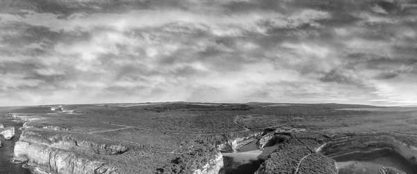 Siyah ve beyaz havadan görünümü ada Arch, bağlantı noktası Cambell ve Loch Ard Gorge.