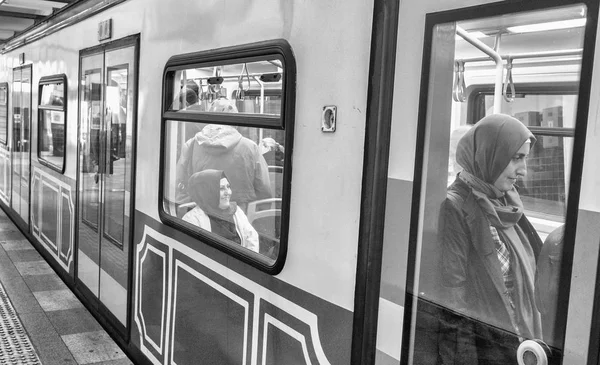 伊斯坦布尔 2014 伊斯坦布尔 Beyoglu 隧道列车 这一站式索道缆车爬陡峭地上山 500 米从卡拉柯伊到隧道广场 — 图库照片