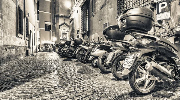 Roma - 20 Mayıs 2014: motosiklet şehrin sokaklarında park etmiş. Motosiklet şehir ziyaret etmek için en iyi yolu biridir.