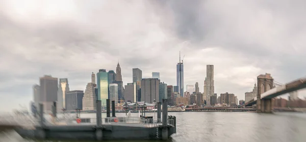 从布鲁克林大桥公园曼哈顿下城全景视图 — 图库照片