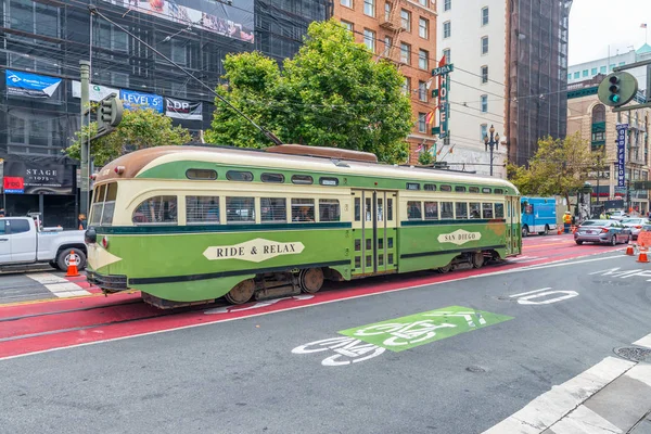 San Francisco Ağustos 2017 Renkli Teleferik Hızlandırır Şehir Sokaklar Boyunca — Stok fotoğraf