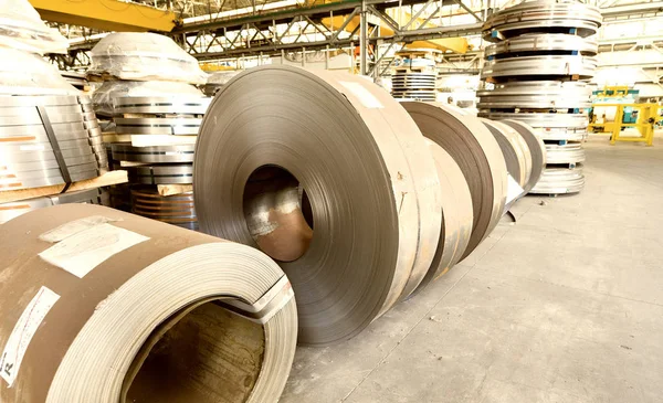 soğuk haddelenmiş çelik rulolar-depolama alanı makine metal imalat beslemeye hazır.