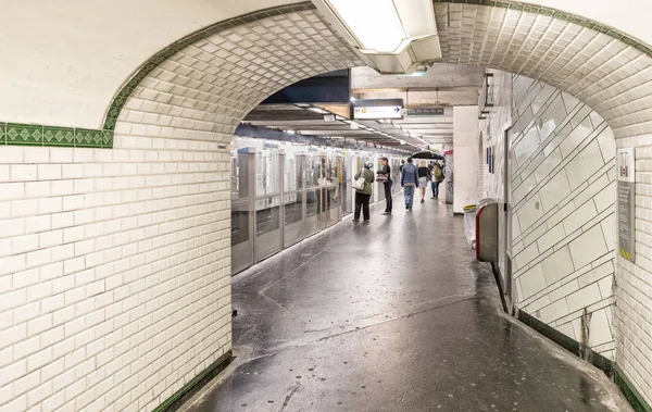 Paryż Czerwca 2014 Wnętrze Stacji Metra Pociągi Metra Preferowanym Sposobem — Zdjęcie stockowe