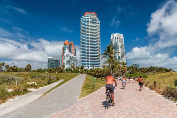 Cyclistes Touristes South Pointe Park Par Une Journée Ensoleillée Miami — Photo