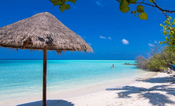 Tropikalnej Plaży Słomy Parasol Nad Wodą Turkus Oceanu — Zdjęcie stockowe