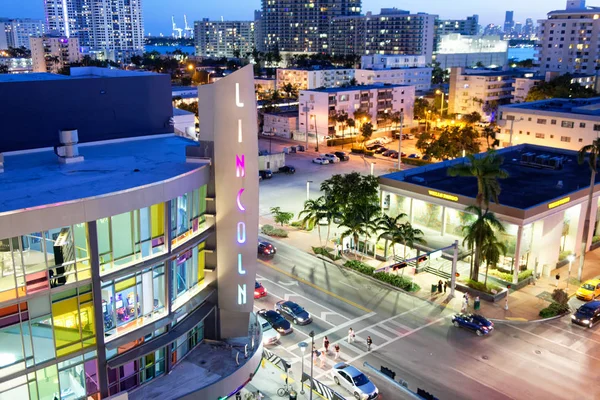 Miami Beach - 30 Mart 2018: Güzel manzarası Lincoln Road, geceleri. Miami her yıl 20 milyon ziyaretçi çeken.