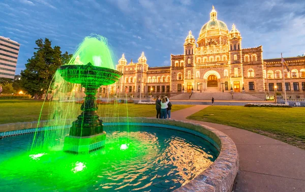 Victoria Parlamento Binası Bahçesi ile çevrili gece, British Columbia - Kanada.