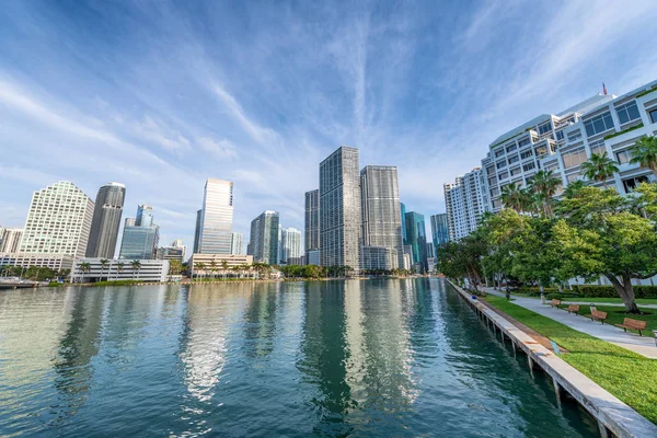 Brickell anahtar şehir Miami manzarası güzel güneşli bir günde Florida.