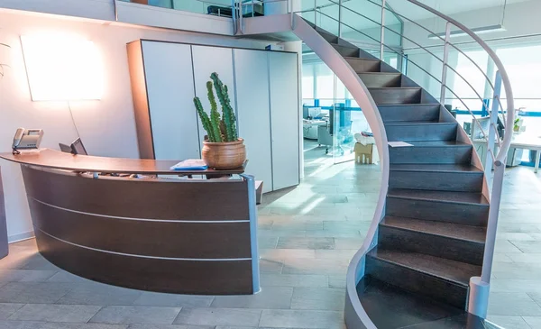 Moderne Büroeinrichtung Mit Treppe — Stockfoto