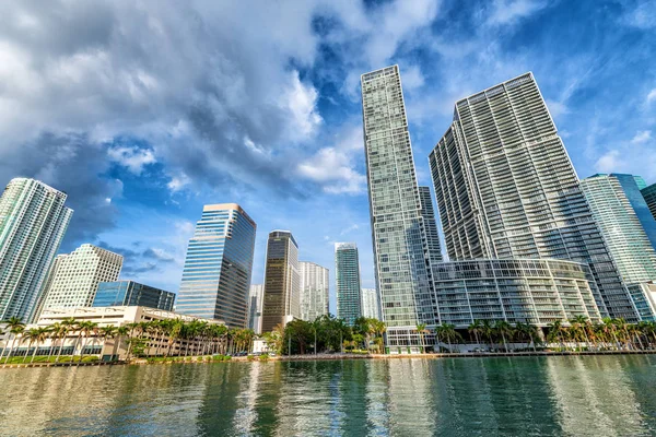 Brickell anahtar şehir Miami manzarası güzel güneşli bir günde Florida.