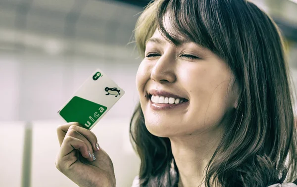 Tokio Mayo 2016 Niña Japonesa Feliz Con Tarjeta Suica Una — Foto de Stock