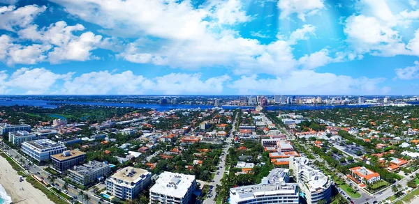 Palm Beach Coast, Florida üzerinde mavi gökyüzü. Havadan görünümü.