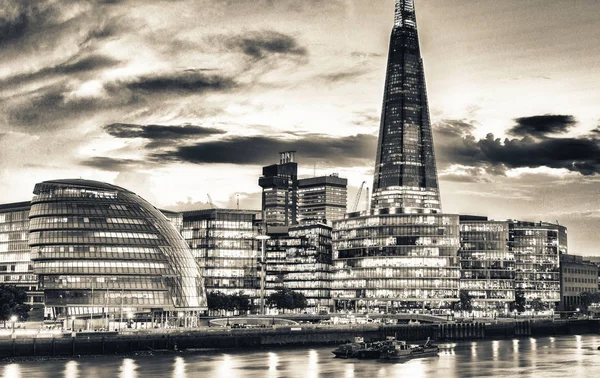 Edificios junto al río de Londres al atardecer. Hermoso horizonte de la ciudad —  Fotos de Stock