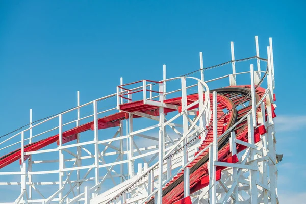 Rollercoaster Tegen Blauwe Hemel — Stockfoto