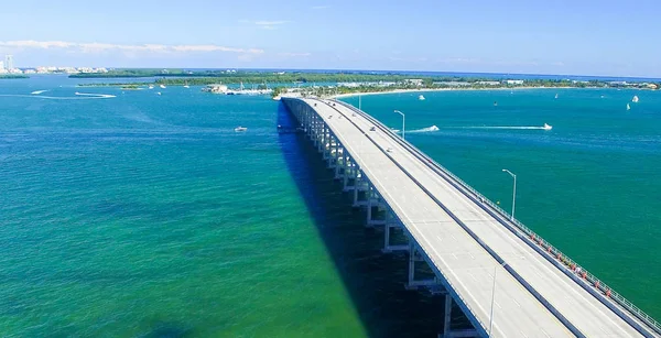 Rickenbacker Casuseway Luftaufnahme Einem Sonnigen Tag Miami Mit Flugzeugschatten Auf — Stockfoto