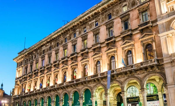 Milan Eylül 2015 Gün Batımında Piazza Del Duomo Turist Milan — Stok fotoğraf