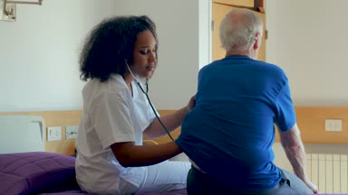 Hemşire yaşlı erkek hasta bakımı 