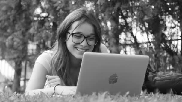 Caucasian Teenage Girl Grass Using Laptop — Stock Video